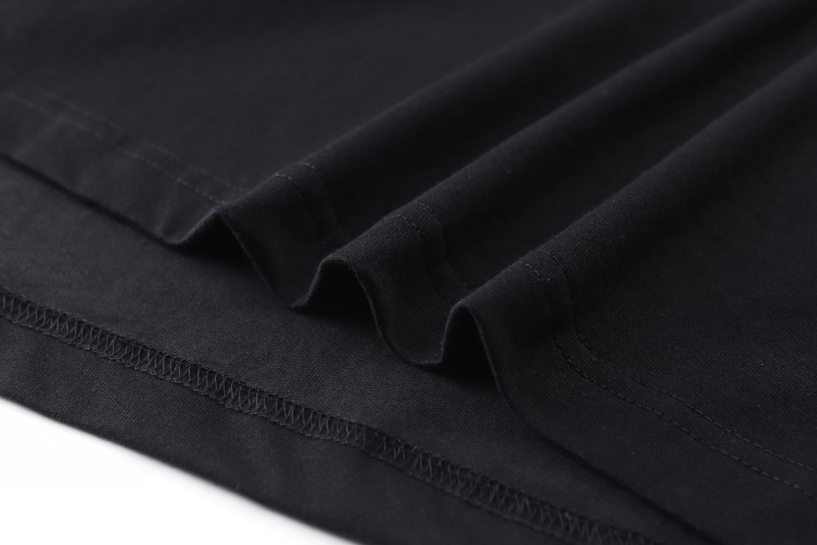 Moncler 蒙口 MonDuck 标识贴片刺绣圆领短袖 T恤 夏季 象牙白 黑色 A0 L10918C0001289AYY060