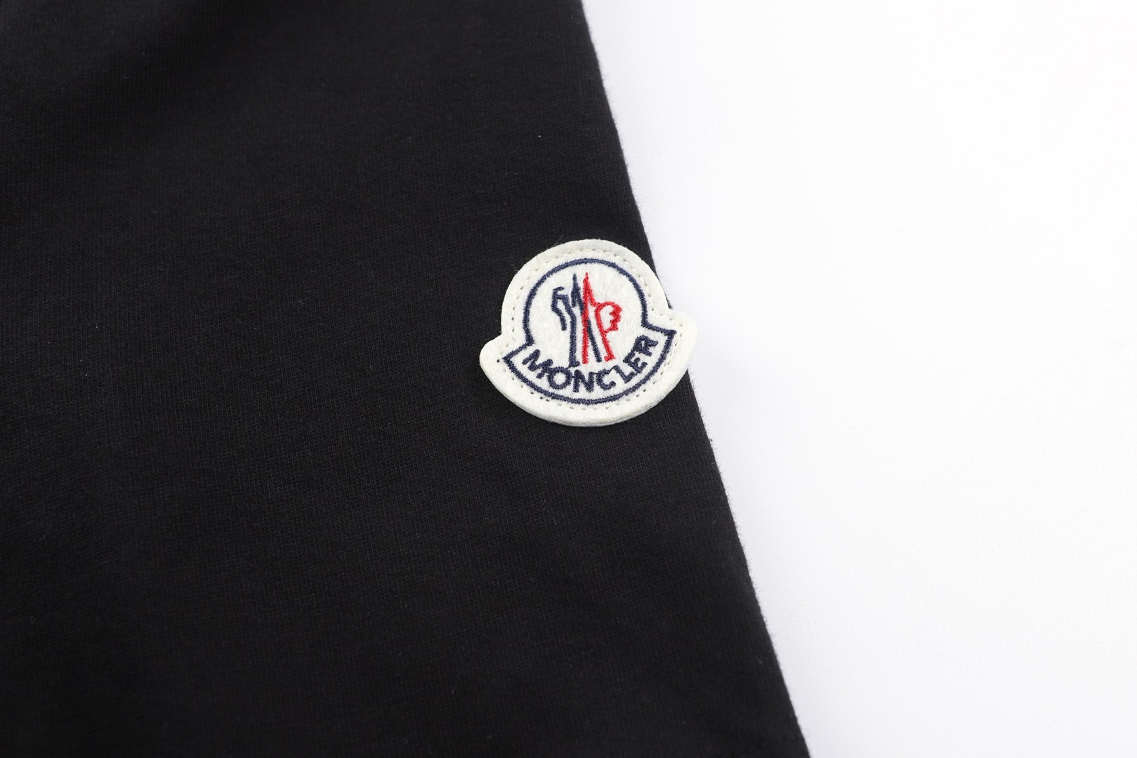 Moncler 蒙口 MonDuck 标识贴片刺绣圆领短袖 T恤 夏季 象牙白 黑色 A0 L10918C0001289AYY060