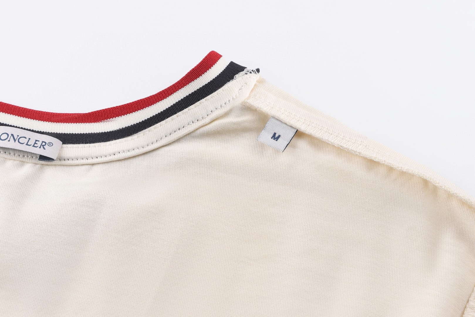 Moncler 蒙口 MonDuck 标识贴片刺绣圆领短袖 T恤 夏季 象牙白 黑色 A0 L10918C0001289AYY060