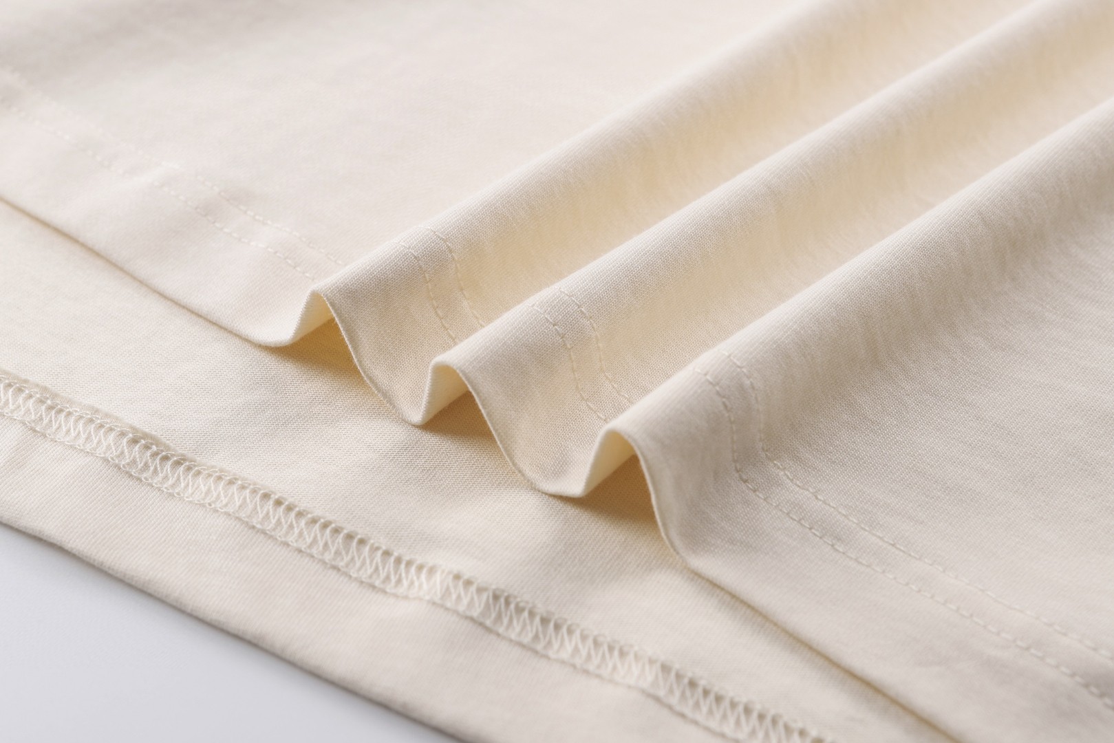 Moncler 蒙口 MonDuck 标识贴片刺绣圆领短袖 T恤 夏季 象牙白 黑色 A0 L10918C0001289AYY060