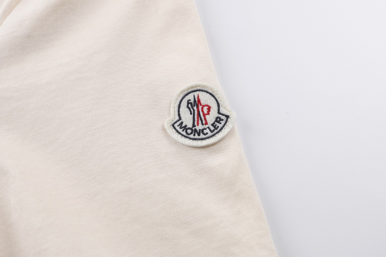 Moncler 蒙口 MonDuck 标识贴片刺绣圆领短袖 T恤 夏季 象牙白 黑色 A0 L10918C0001289AYY060