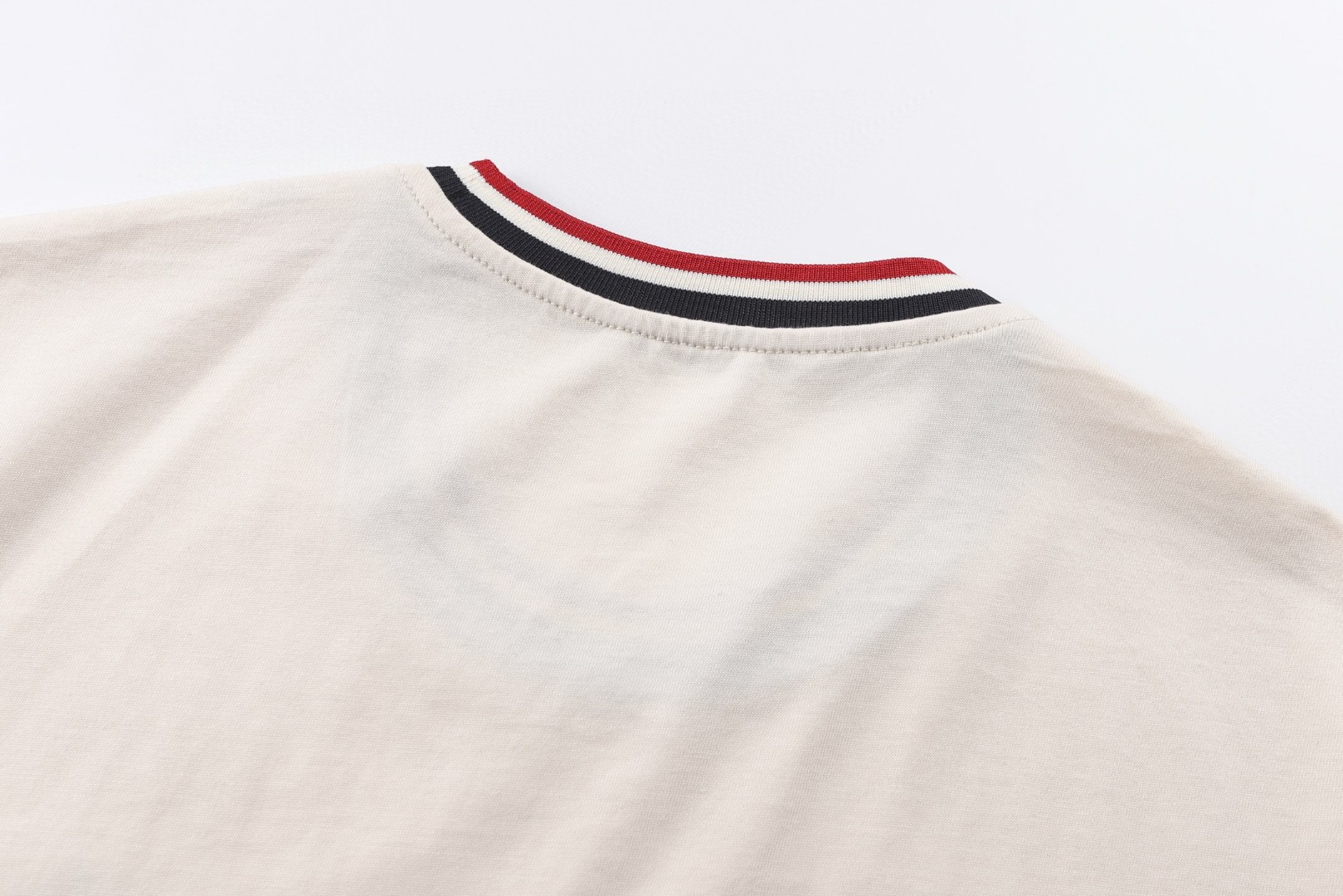 Moncler 蒙口 MonDuck 标识贴片刺绣圆领短袖 T恤 夏季 象牙白 黑色 A0 L10918C0001289AYY060