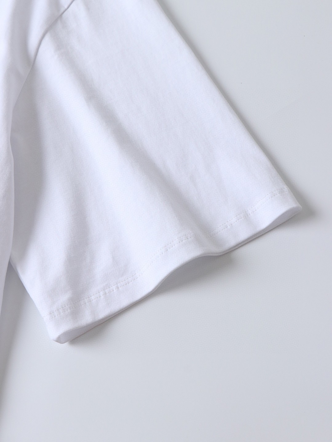 PRADA 普拉达 烫画压花logo圆领短袖 T恤 白色 黑色 A0 UJN782-S22110AV-F0009