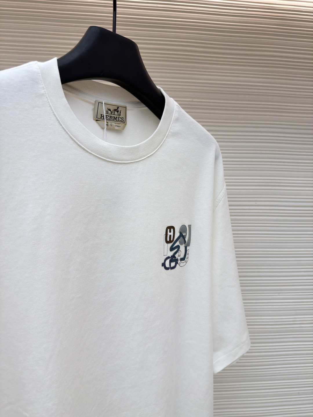 HERMES 爱马仕 贴饰皮革图案圆领短袖 T恤 夏款 灰色 蓝色 白色 A0 H557930HA3K