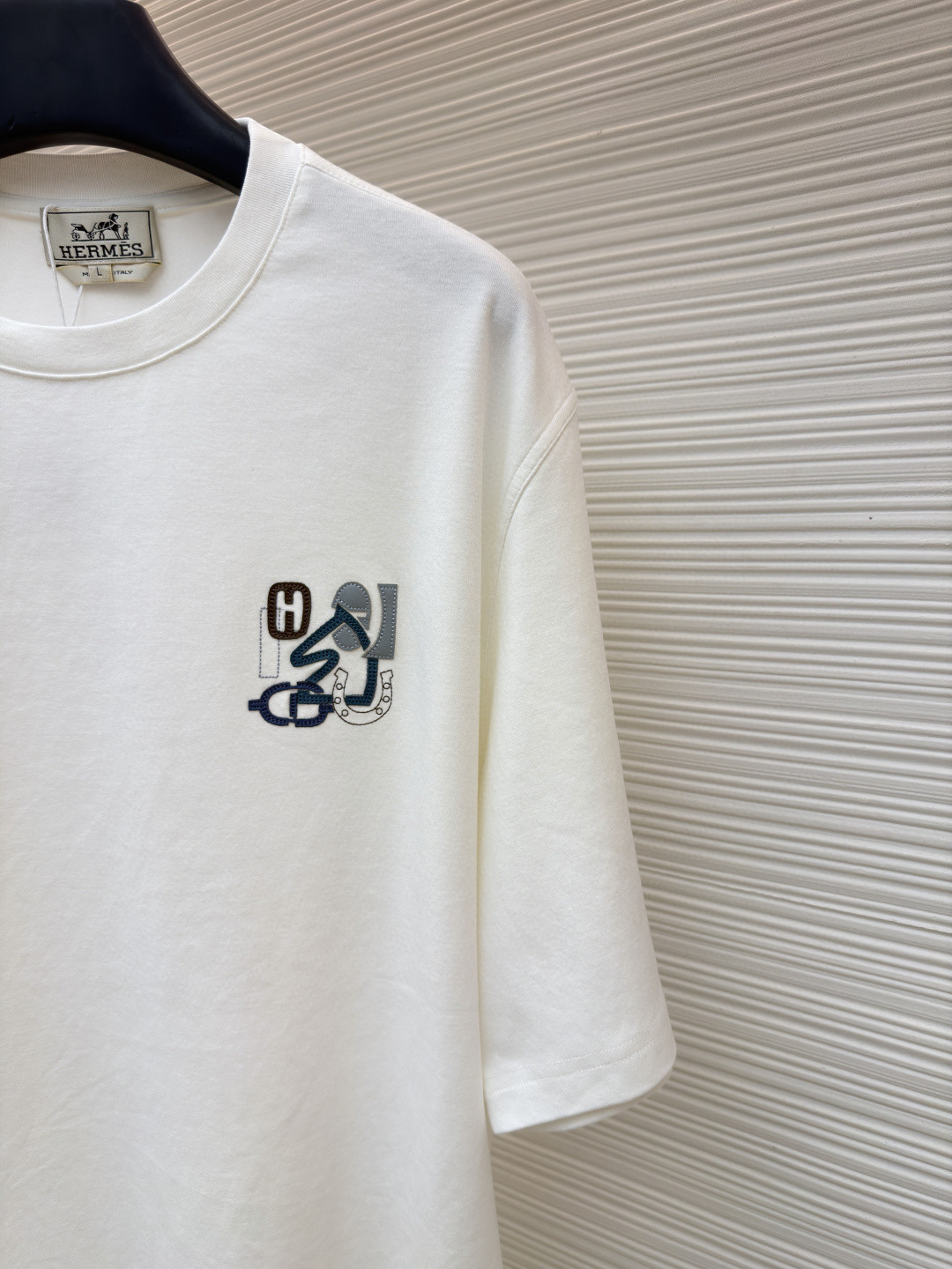 HERMES 爱马仕 贴饰皮革图案圆领短袖 T恤 夏款 灰色 蓝色 白色 A0 H557930HA3K