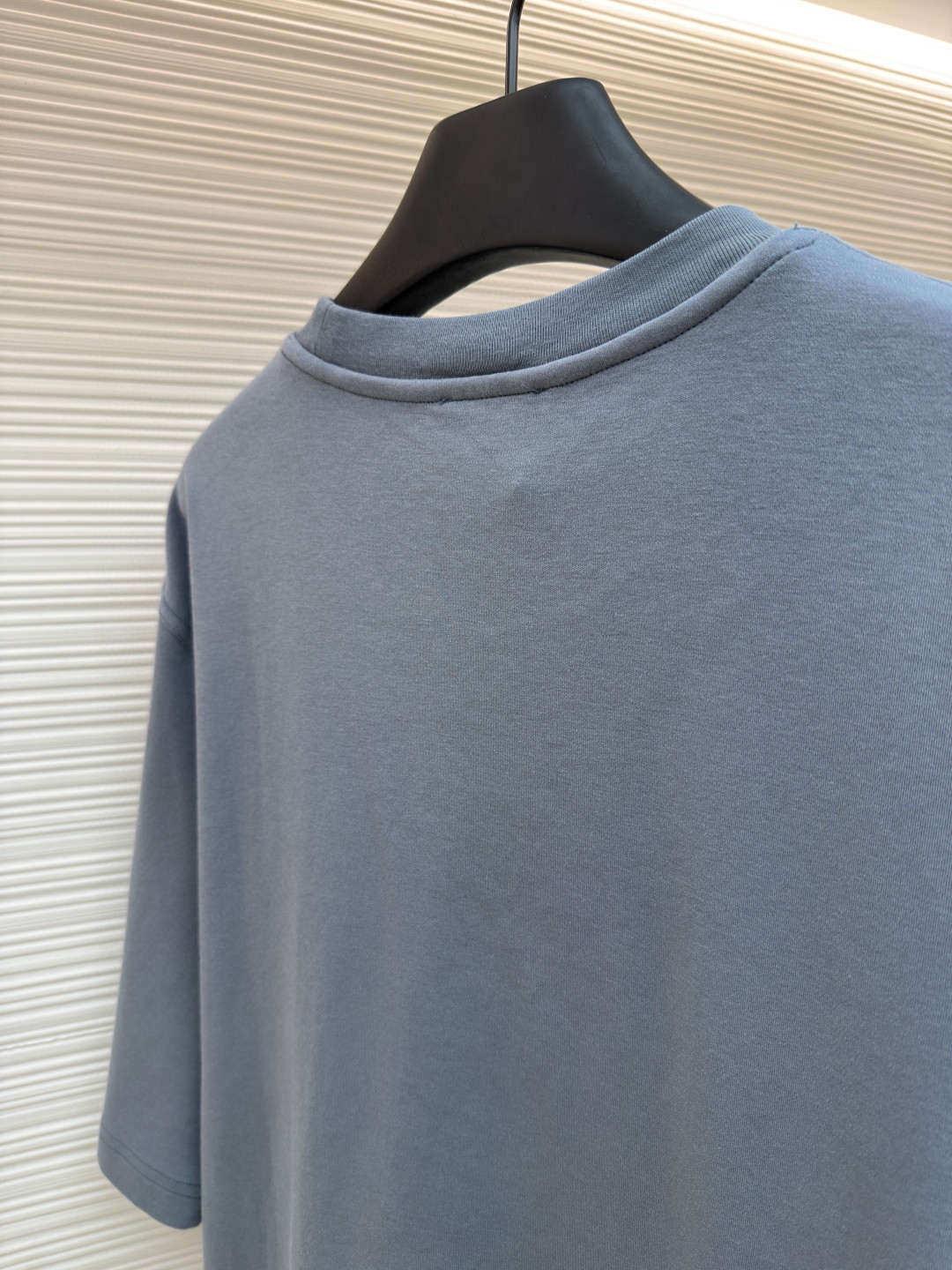 HERMES 爱马仕 贴饰皮革图案圆领短袖 T恤 夏款 灰色 蓝色 白色 A0 H557930HA3K