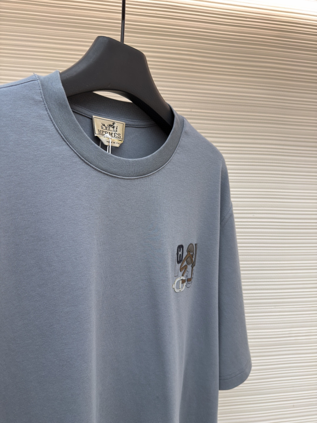 HERMES 爱马仕 贴饰皮革图案圆领短袖 T恤 夏款 灰色 蓝色 白色 A0 H557930HA3K