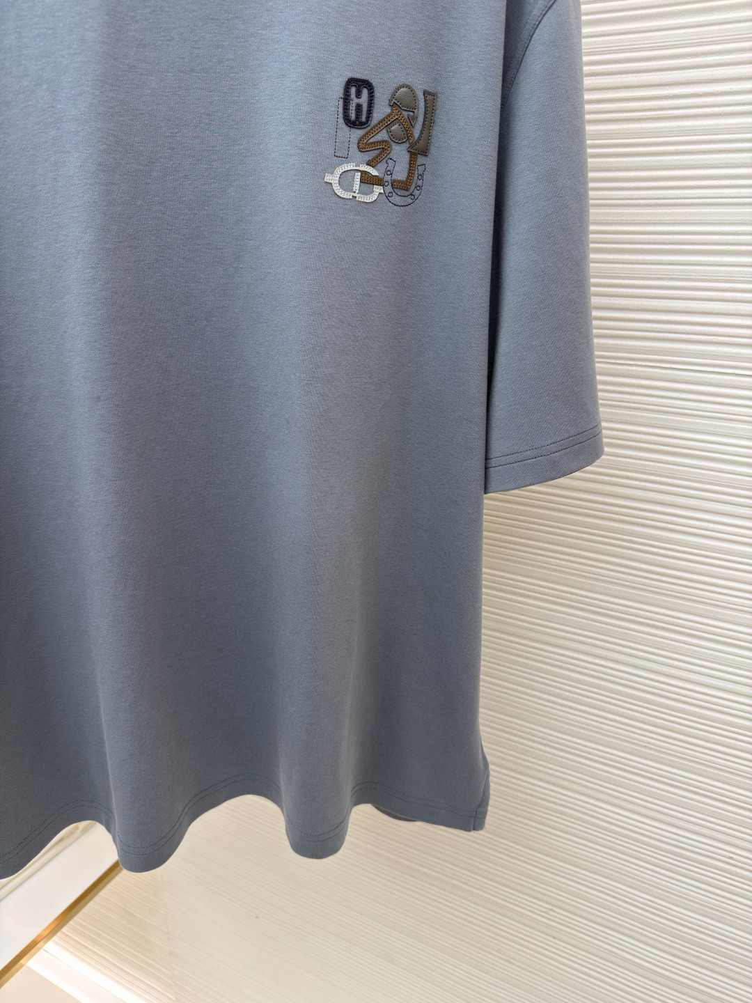 HERMES 爱马仕 贴饰皮革图案圆领短袖 T恤 夏款 灰色 蓝色 白色 A0 H557930HA3K