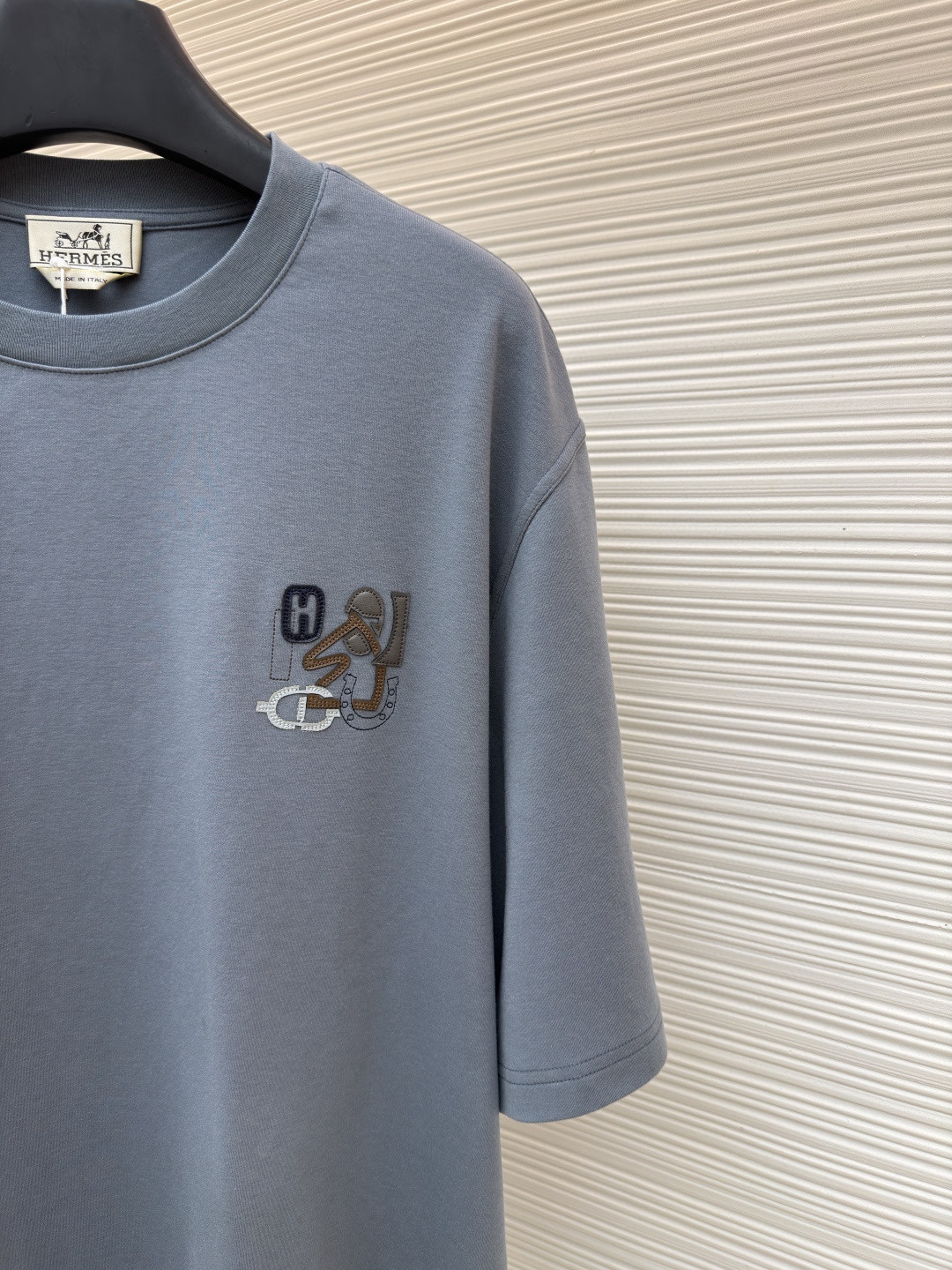 HERMES 爱马仕 贴饰皮革图案圆领短袖 T恤 夏款 灰色 蓝色 白色 A0 H557930HA3K