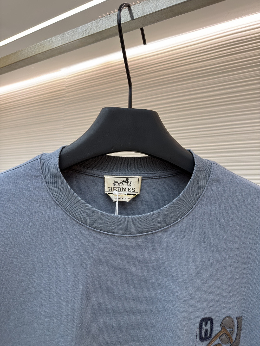 HERMES 爱马仕 贴饰皮革图案圆领短袖 T恤 夏款 灰色 蓝色 白色 A0 H557930HA3K