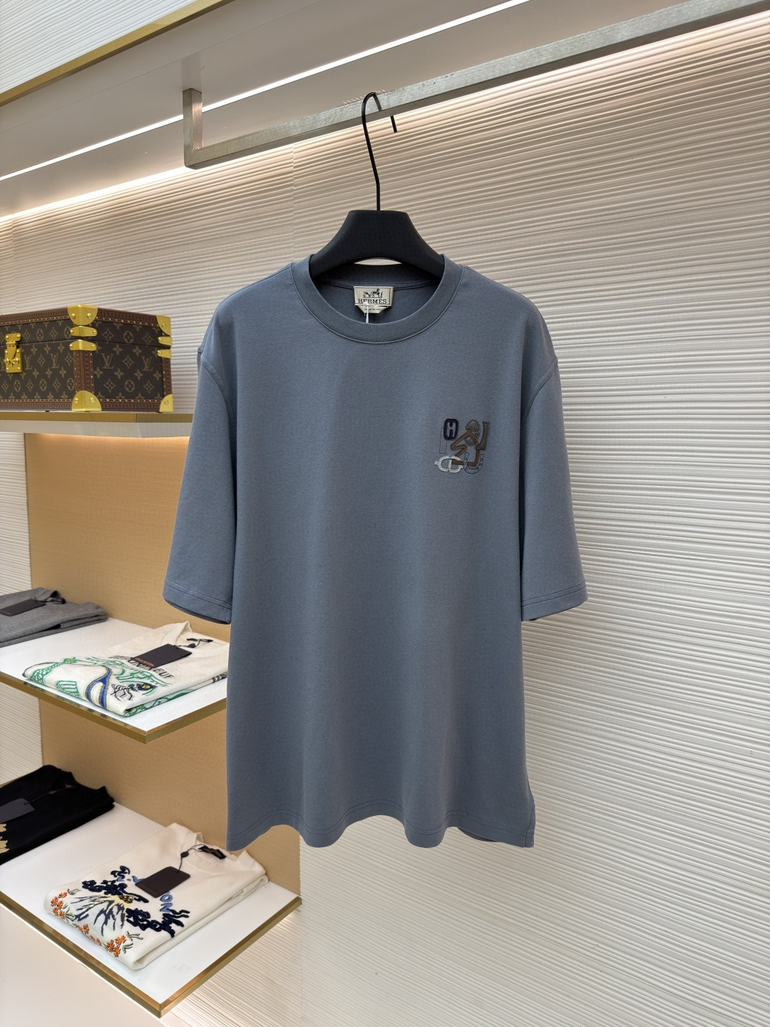 HERMES 爱马仕 贴饰皮革图案圆领短袖 T恤 夏款 灰色 蓝色 白色 A0 H557930HA3K