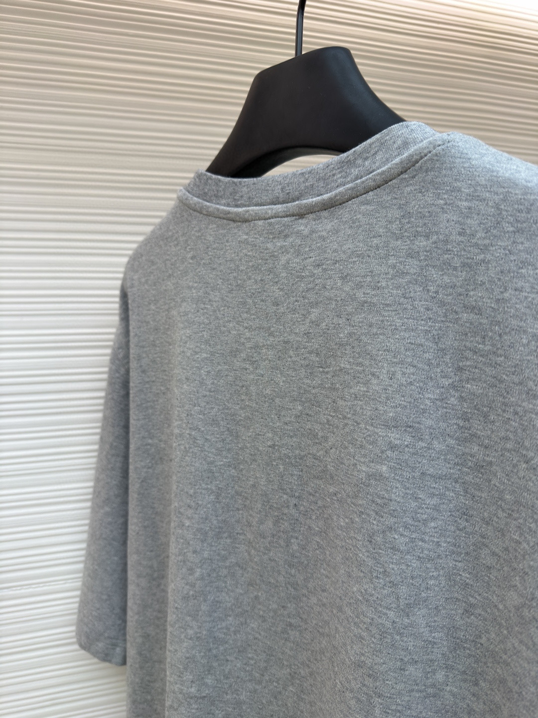 HERMES 爱马仕 贴饰皮革图案圆领短袖 T恤 夏款 灰色 蓝色 白色 A0 H557930HA3K