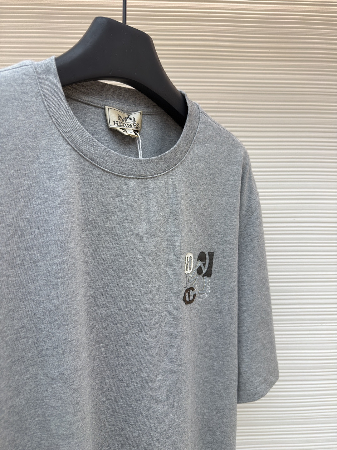 HERMES 爱马仕 贴饰皮革图案圆领短袖 T恤 夏款 灰色 蓝色 白色 A0 H557930HA3K