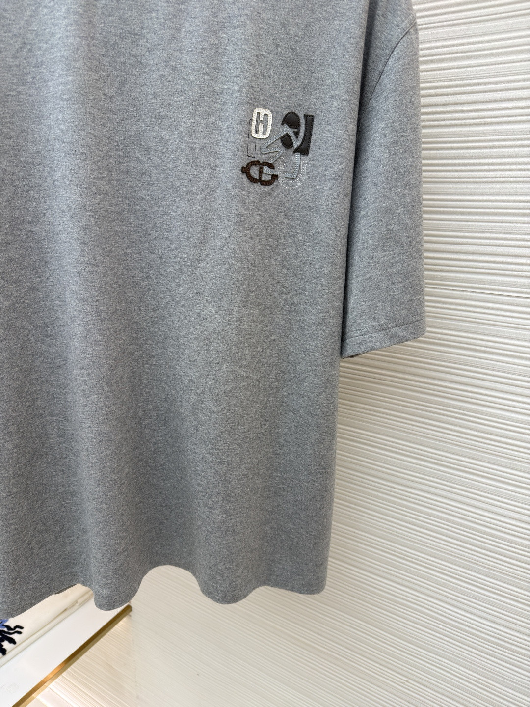 HERMES 爱马仕 贴饰皮革图案圆领短袖 T恤 夏款 灰色 蓝色 白色 A0 H557930HA3K