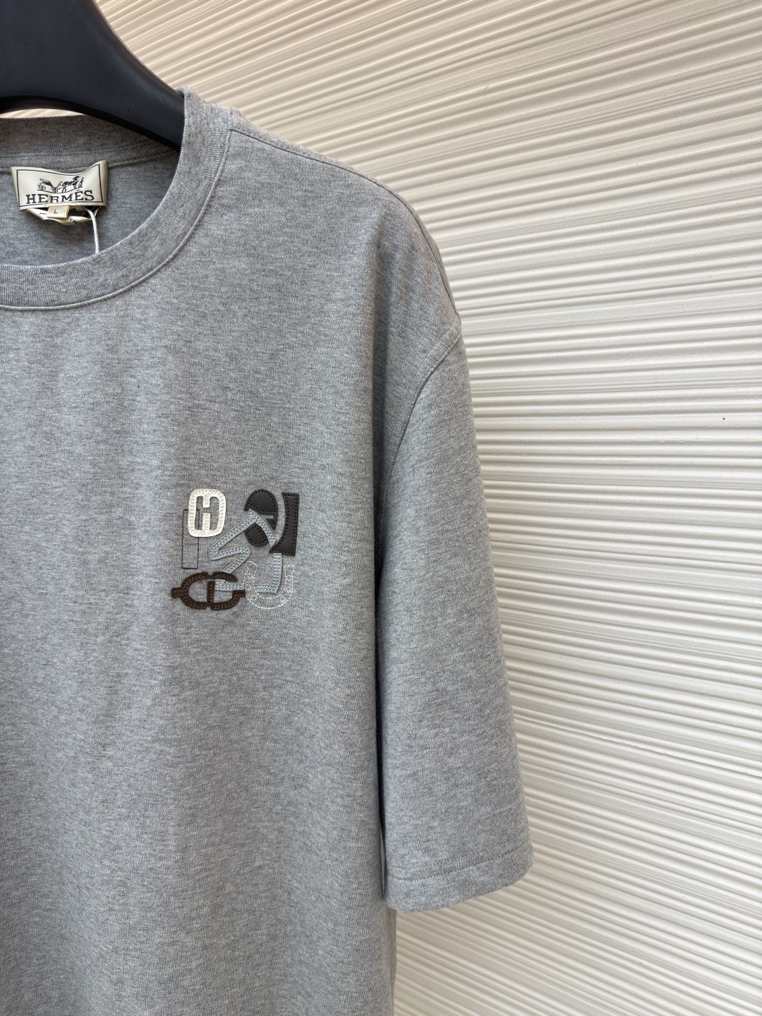 HERMES 爱马仕 贴饰皮革图案圆领短袖 T恤 夏款 灰色 蓝色 白色 A0 H557930HA3K