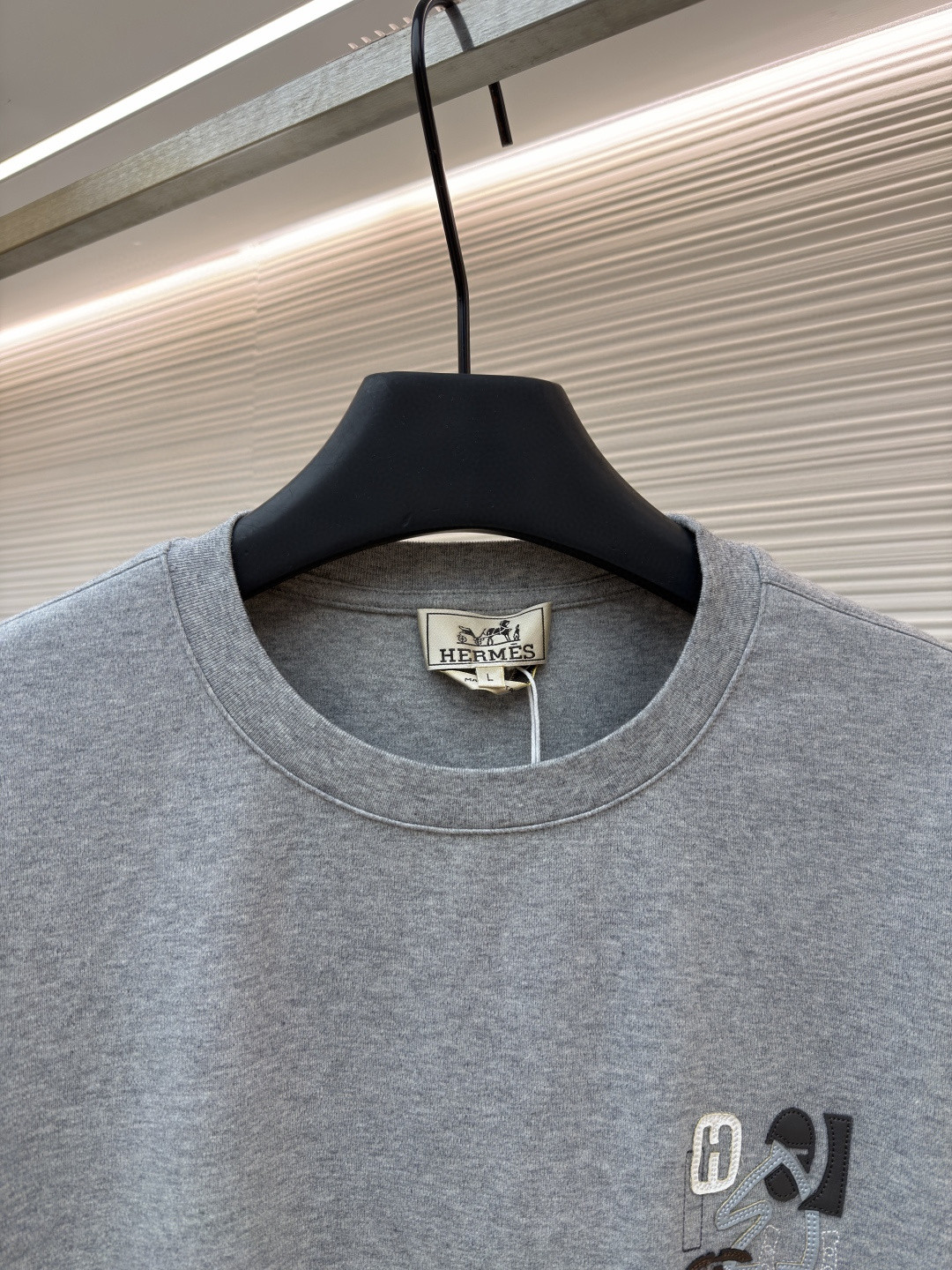 HERMES 爱马仕 贴饰皮革图案圆领短袖 T恤 夏款 灰色 蓝色 白色 A0 H557930HA3K