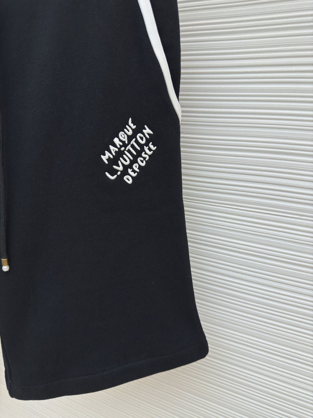 LOUIS VUITTON 路易威登 LV 学院风标识刺绣休闲裤 短裤 裤子 五分裤 黑色 A7 1AGTRE