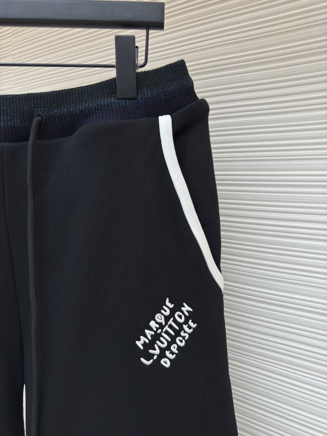 LOUIS VUITTON 路易威登 LV 学院风标识刺绣休闲裤 短裤 裤子 五分裤 黑色 A7 1AGTRE