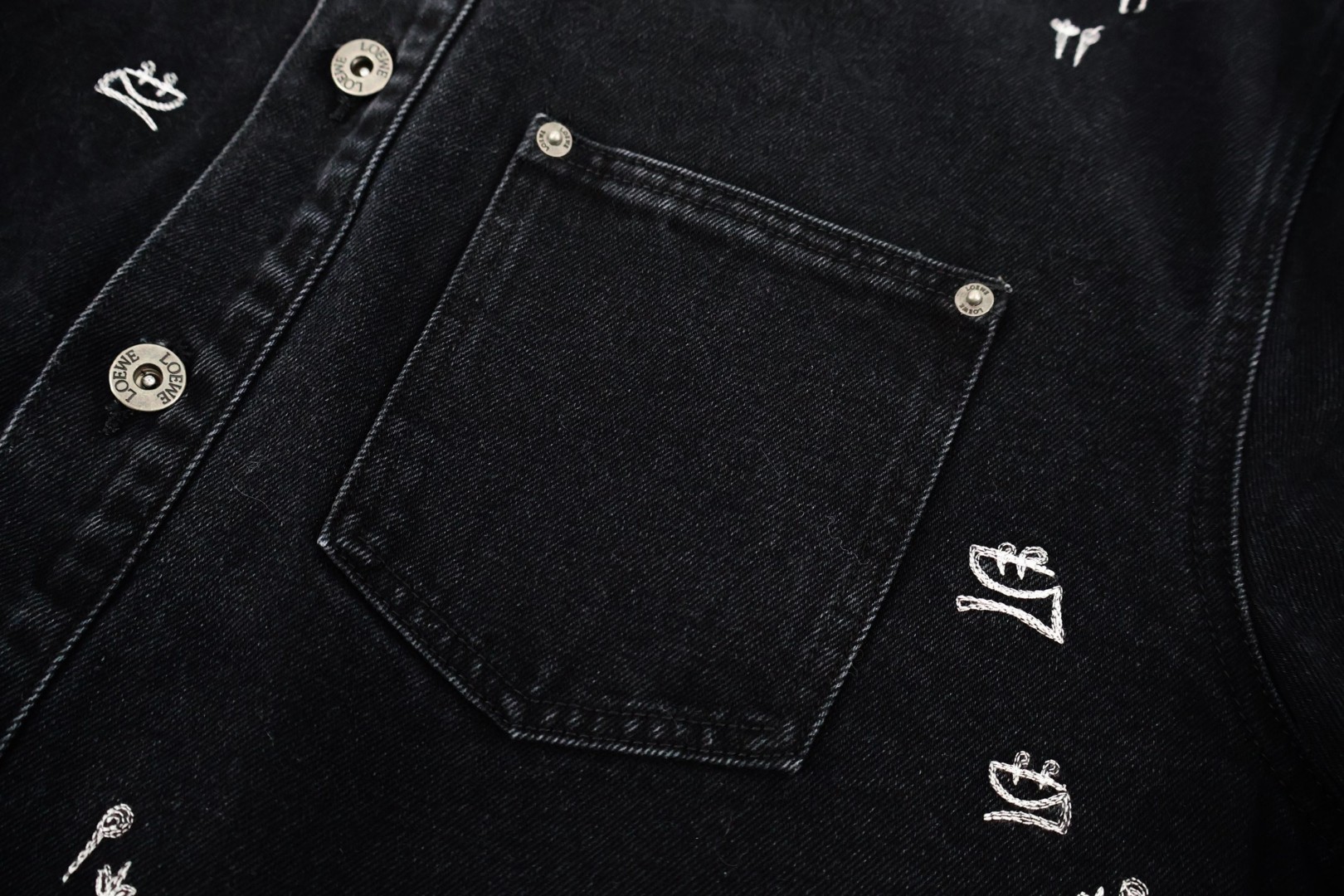 Loewe 罗意威 Louis Wain 联名 重工猫咪刺绣牛仔衬衫 外套 牛仔衣 长袖 黑色 C0 H526Y50W47-1489