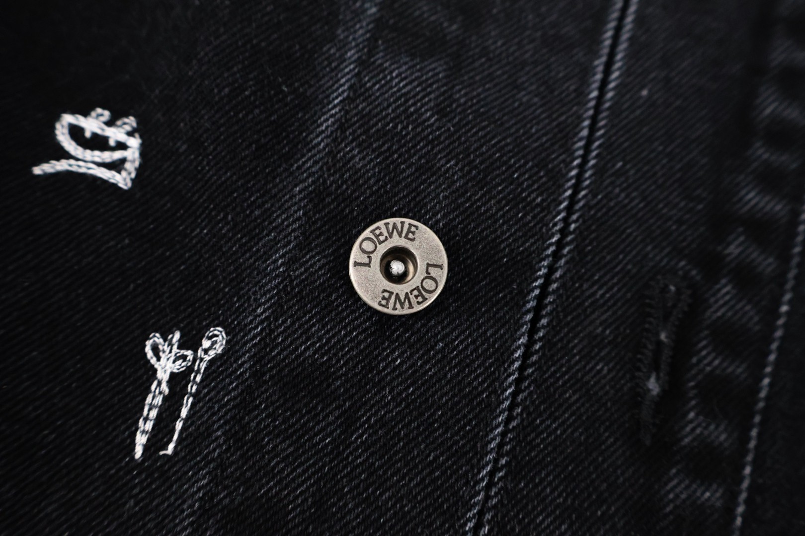 Loewe 罗意威 Louis Wain 联名 重工猫咪刺绣牛仔衬衫 外套 牛仔衣 长袖 黑色 C0 H526Y50W47-1489