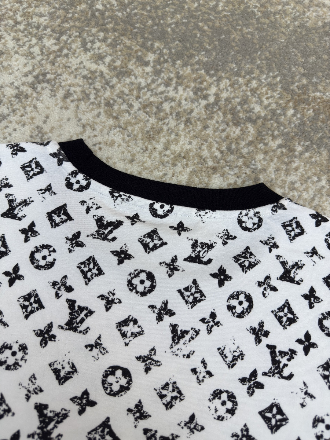 LOUIS VUITTON 路易威登 LV 链条满印logo圆领T恤 短袖 女款 白色 A0 1AGTSZ