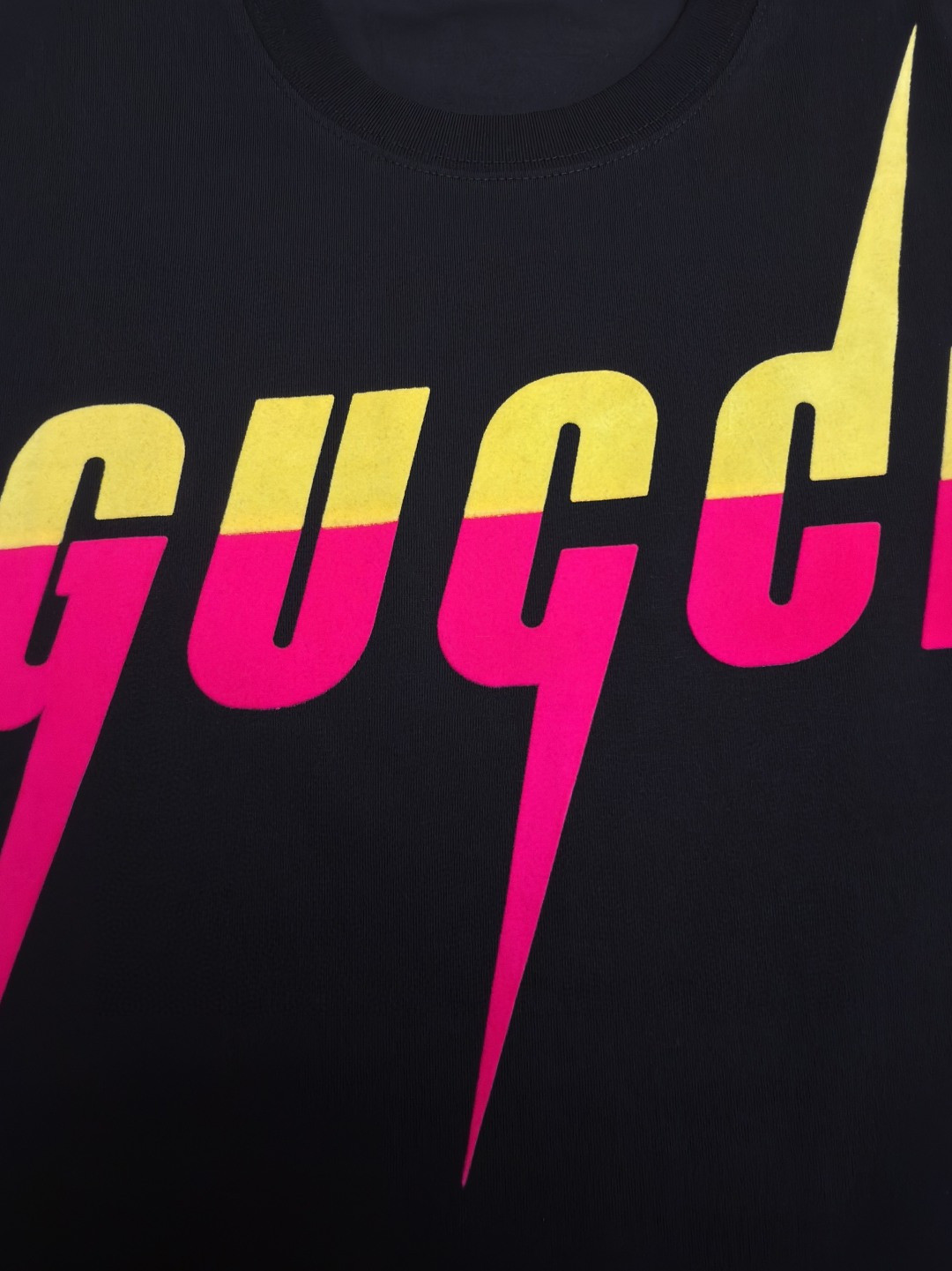 GUCCI 古驰 锋刃字母logo印花 短袖 T恤 圆领 套头 夏季 黑色（黄红） 白色（黄粉）A0 