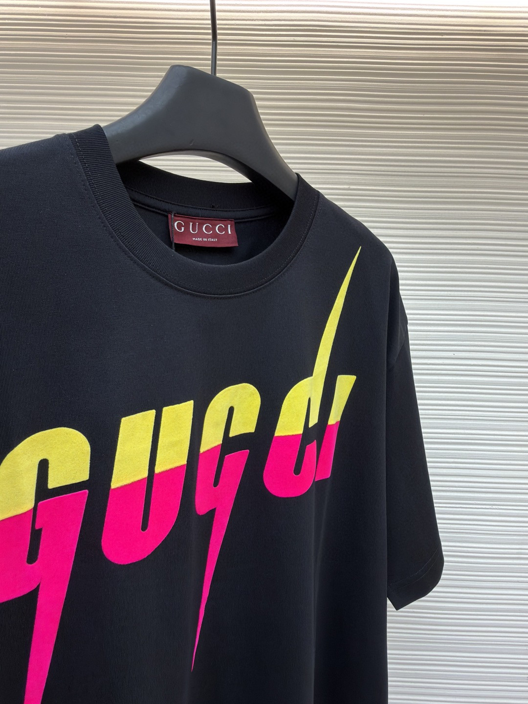 GUCCI 古驰 锋刃字母logo印花 短袖 T恤 圆领 套头 夏季 黑色（黄红） 白色（黄粉）A0 