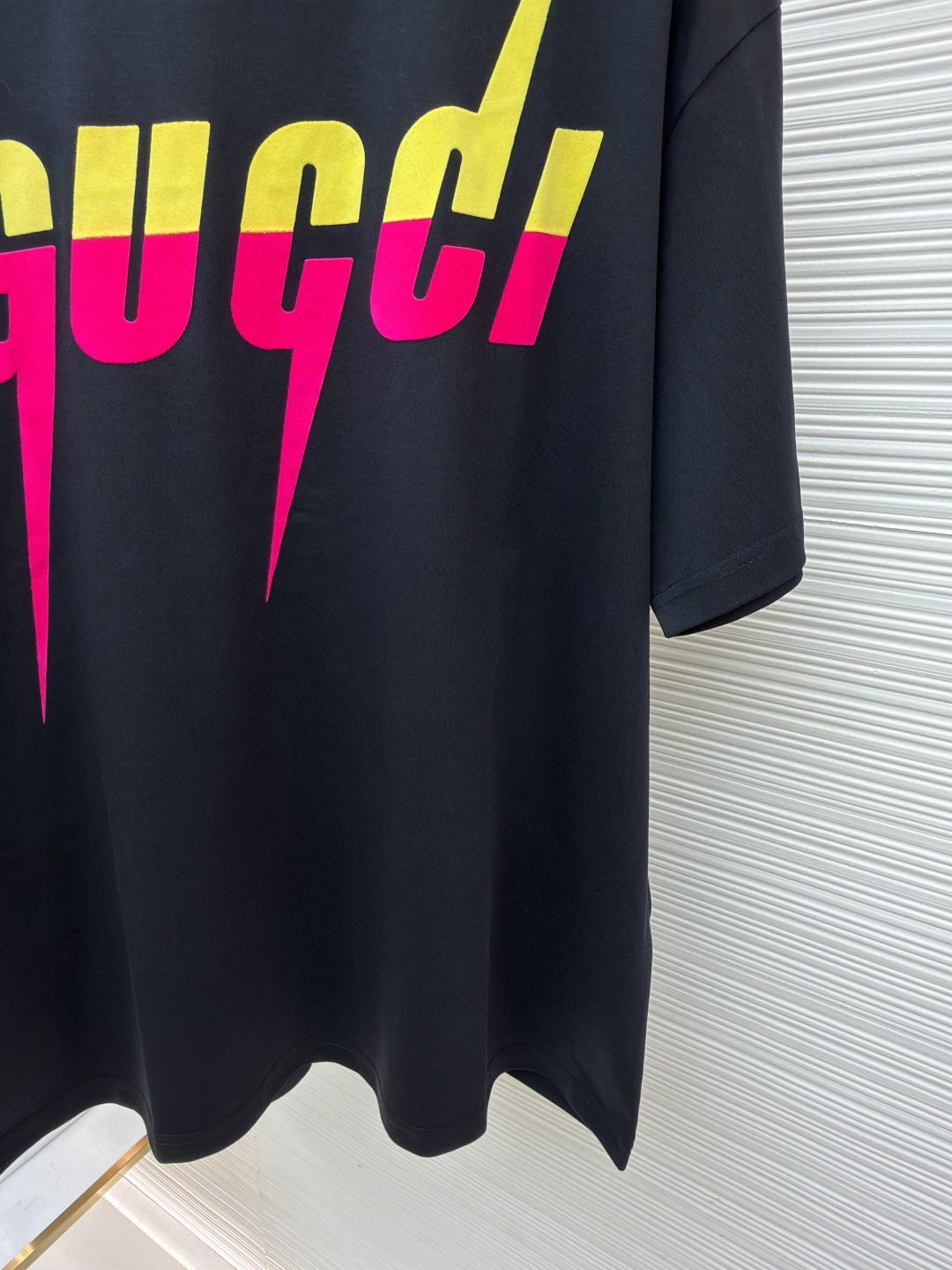 GUCCI 古驰 锋刃字母logo印花 短袖 T恤 圆领 套头 夏季 黑色（黄红） 白色（黄粉）A0 