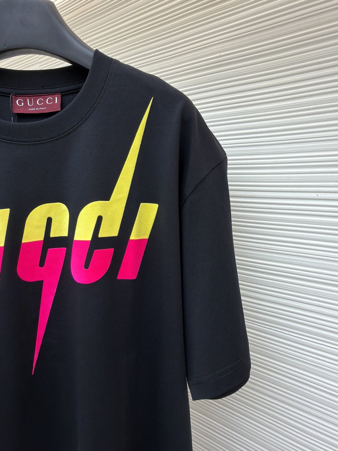 GUCCI 古驰 锋刃字母logo印花 短袖 T恤 圆领 套头 夏季 黑色（黄红） 白色（黄粉）A0 