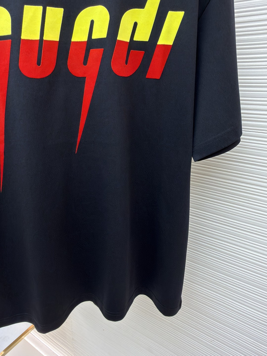 GUCCI 古驰 锋刃字母logo印花 短袖 T恤 圆领 套头 夏季 黑色（黄红） 白色（黄粉）A0 