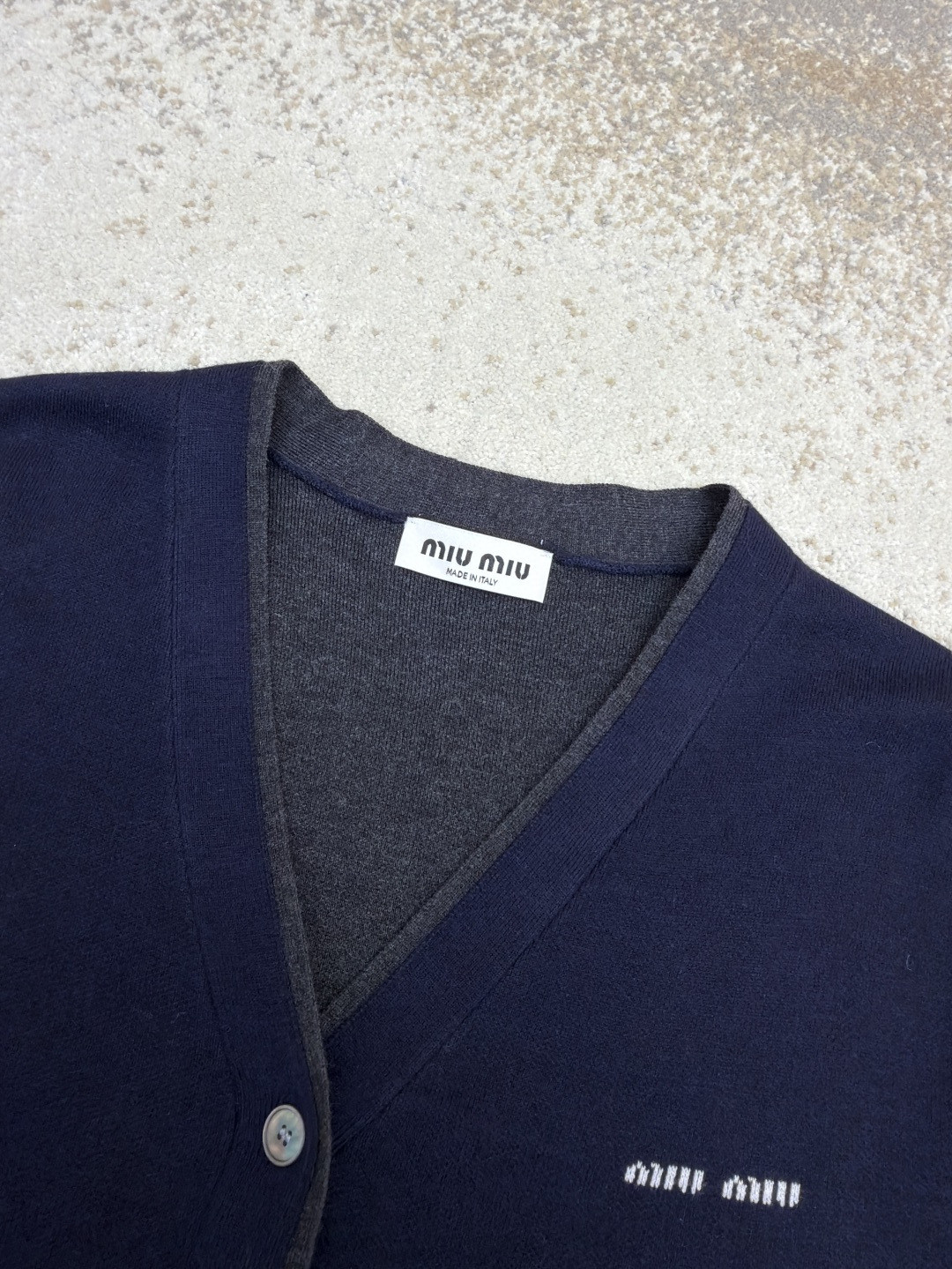 MIU MIU 缪缪 拼色假两件V领开衫 毛衣 外套 长袖 灰色 蓝色 B0 MMF918-15RK-F0G55-S-OOO
