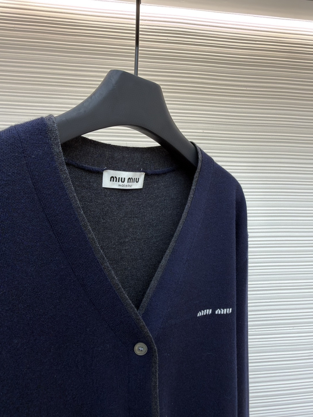 MIU MIU 缪缪 拼色假两件V领开衫 毛衣 外套 长袖 灰色 蓝色 B0 MMF918-15RK-F0G55-S-OOO