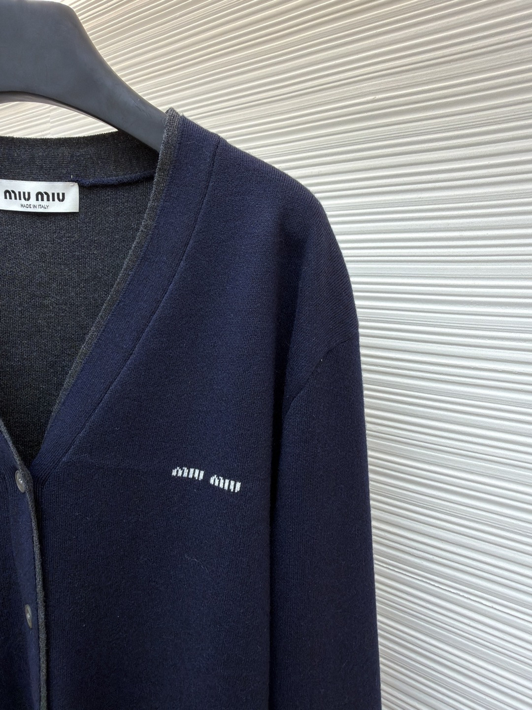 MIU MIU 缪缪 拼色假两件V领开衫 毛衣 外套 长袖 灰色 蓝色 B0 MMF918-15RK-F0G55-S-OOO