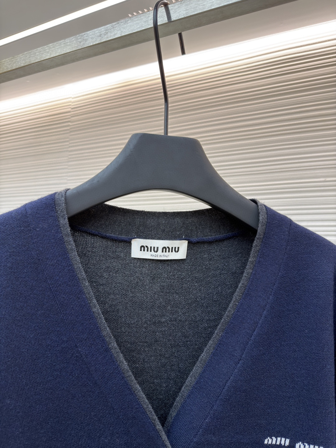 MIU MIU 缪缪 拼色假两件V领开衫 毛衣 外套 长袖 灰色 蓝色 B0 MMF918-15RK-F0G55-S-OOO