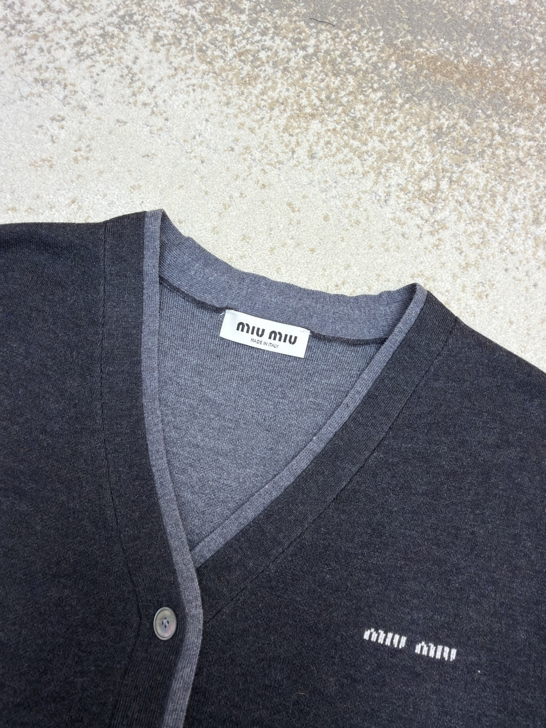 MIU MIU 缪缪 拼色假两件V领开衫 毛衣 外套 长袖 灰色 蓝色 B0 MMF918-15RK-F0G55-S-OOO