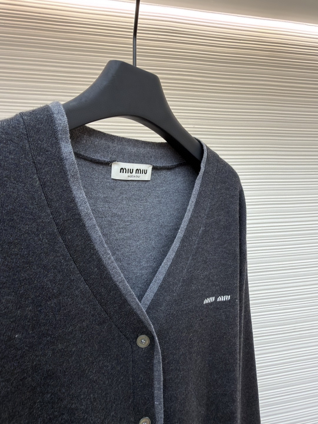 MIU MIU 缪缪 拼色假两件V领开衫 毛衣 外套 长袖 灰色 蓝色 B0 MMF918-15RK-F0G55-S-OOO