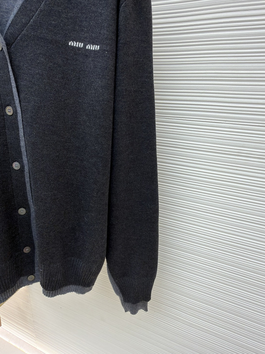 MIU MIU 缪缪 拼色假两件V领开衫 毛衣 外套 长袖 灰色 蓝色 B0 MMF918-15RK-F0G55-S-OOO