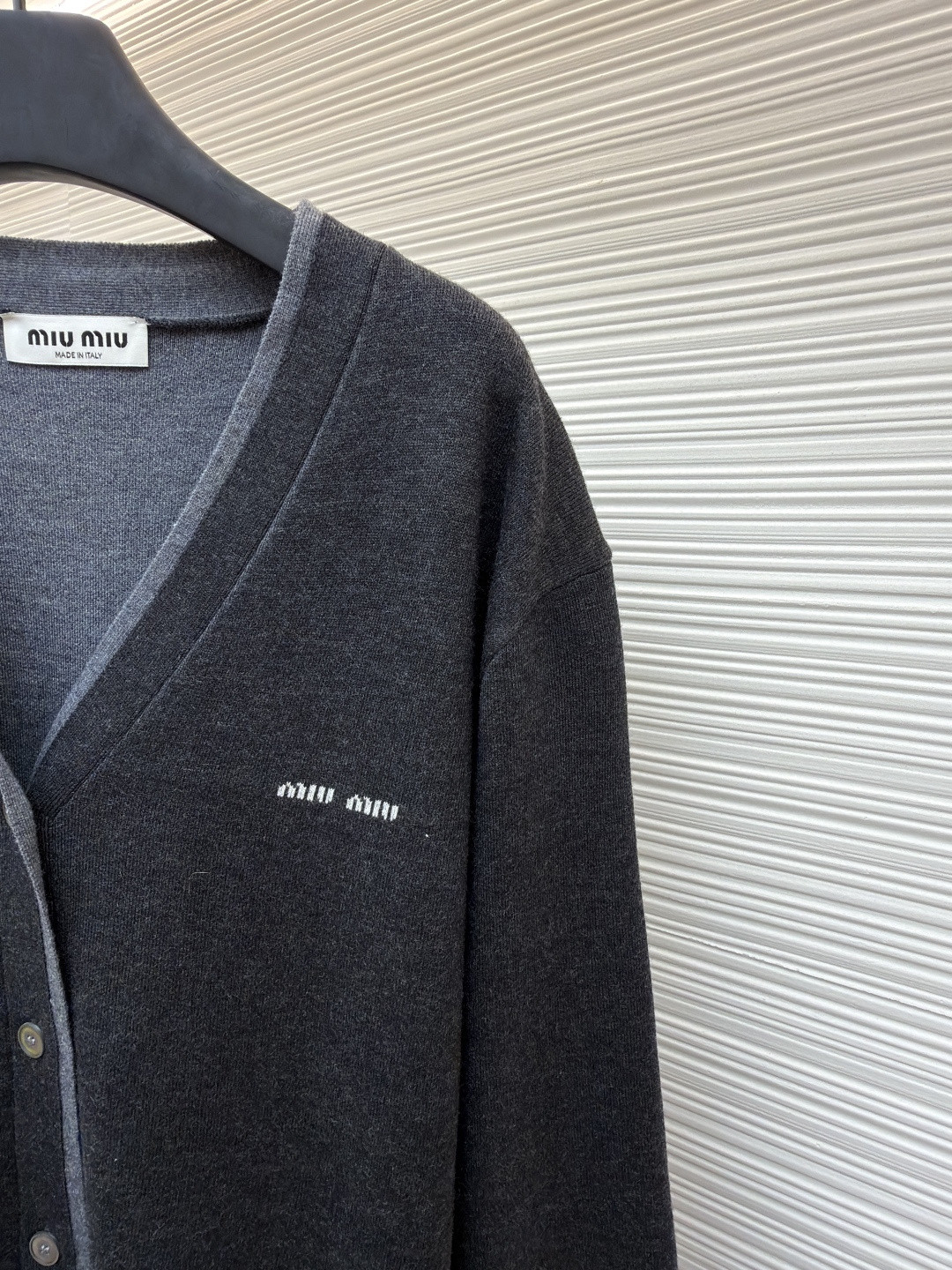 MIU MIU 缪缪 拼色假两件V领开衫 毛衣 外套 长袖 灰色 蓝色 B0 MMF918-15RK-F0G55-S-OOO