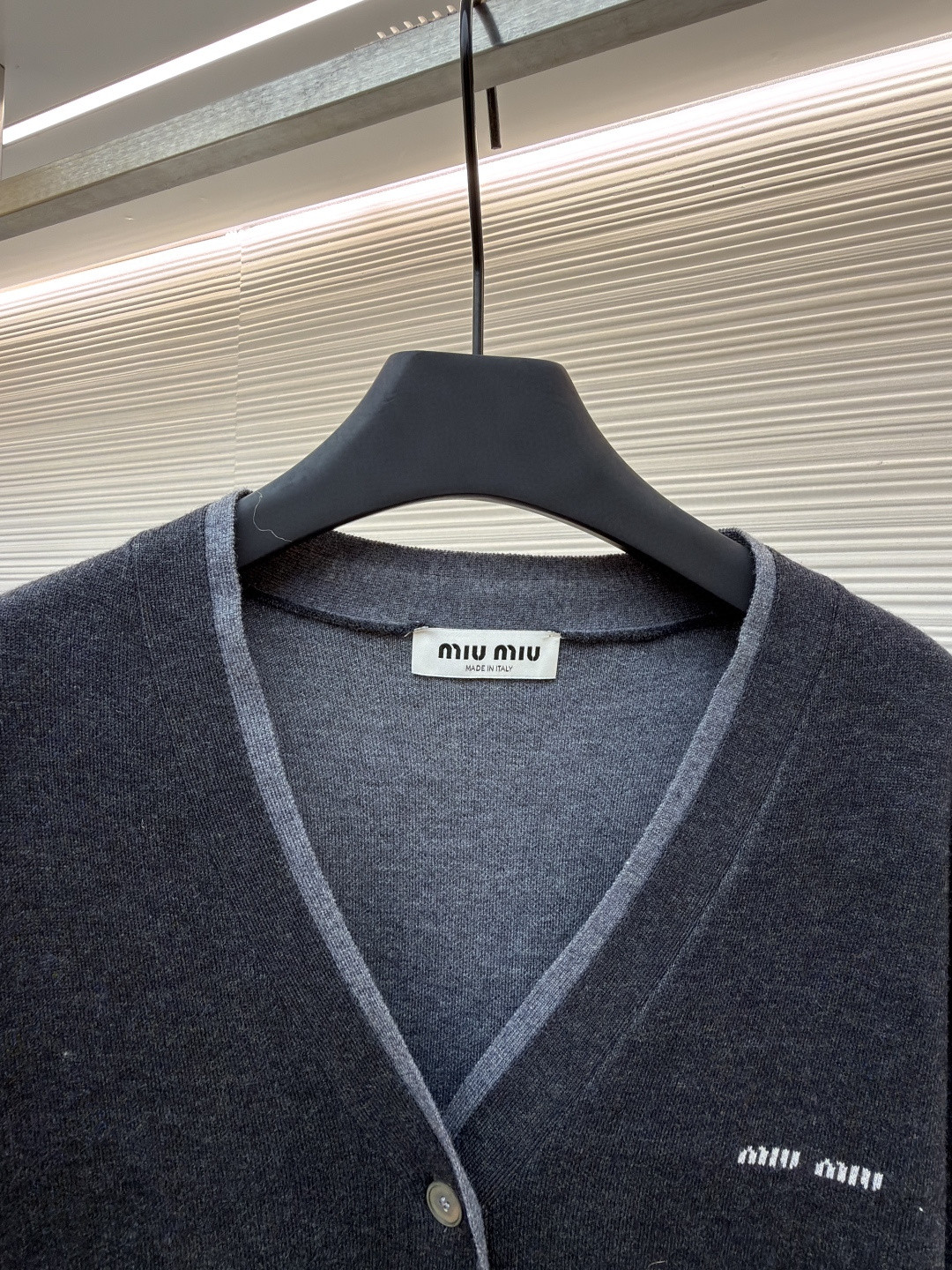 MIU MIU 缪缪 拼色假两件V领开衫 毛衣 外套 长袖 灰色 蓝色 B0 MMF918-15RK-F0G55-S-OOO