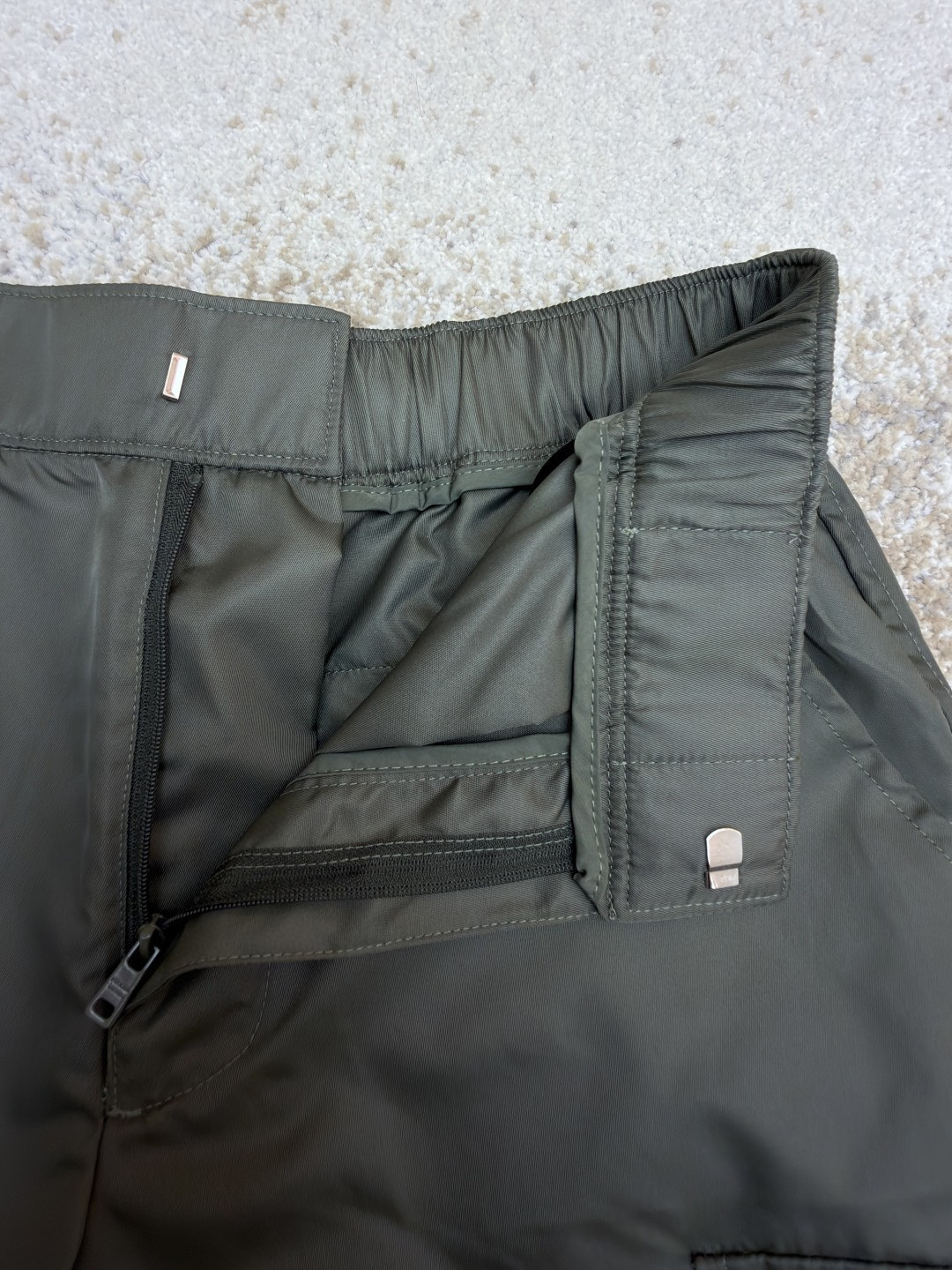 PRADA 普拉达 再生尼龙松紧腰工装短裤 休闲裤 裤子 短裤 绿色 B0