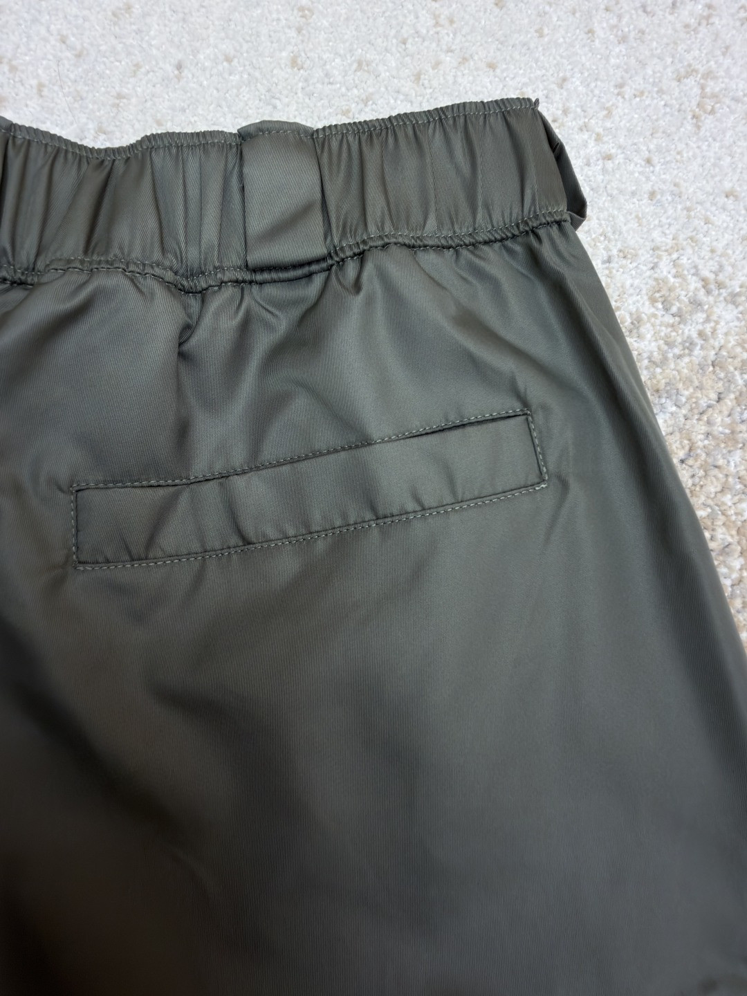 PRADA 普拉达 再生尼龙松紧腰工装短裤 休闲裤 裤子 短裤 绿色 B0