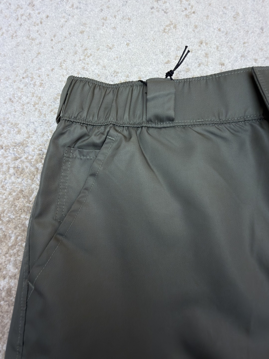 PRADA 普拉达 再生尼龙松紧腰工装短裤 休闲裤 裤子 短裤 绿色 B0