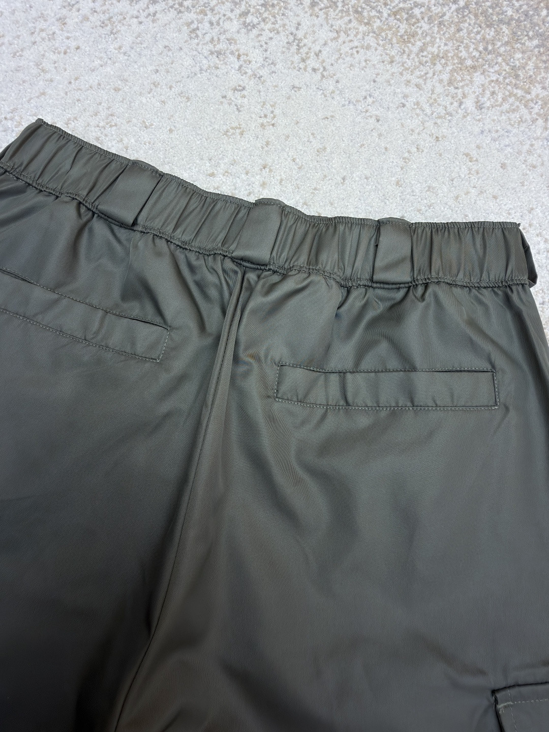 PRADA 普拉达 再生尼龙松紧腰工装短裤 休闲裤 裤子 短裤 绿色 B0