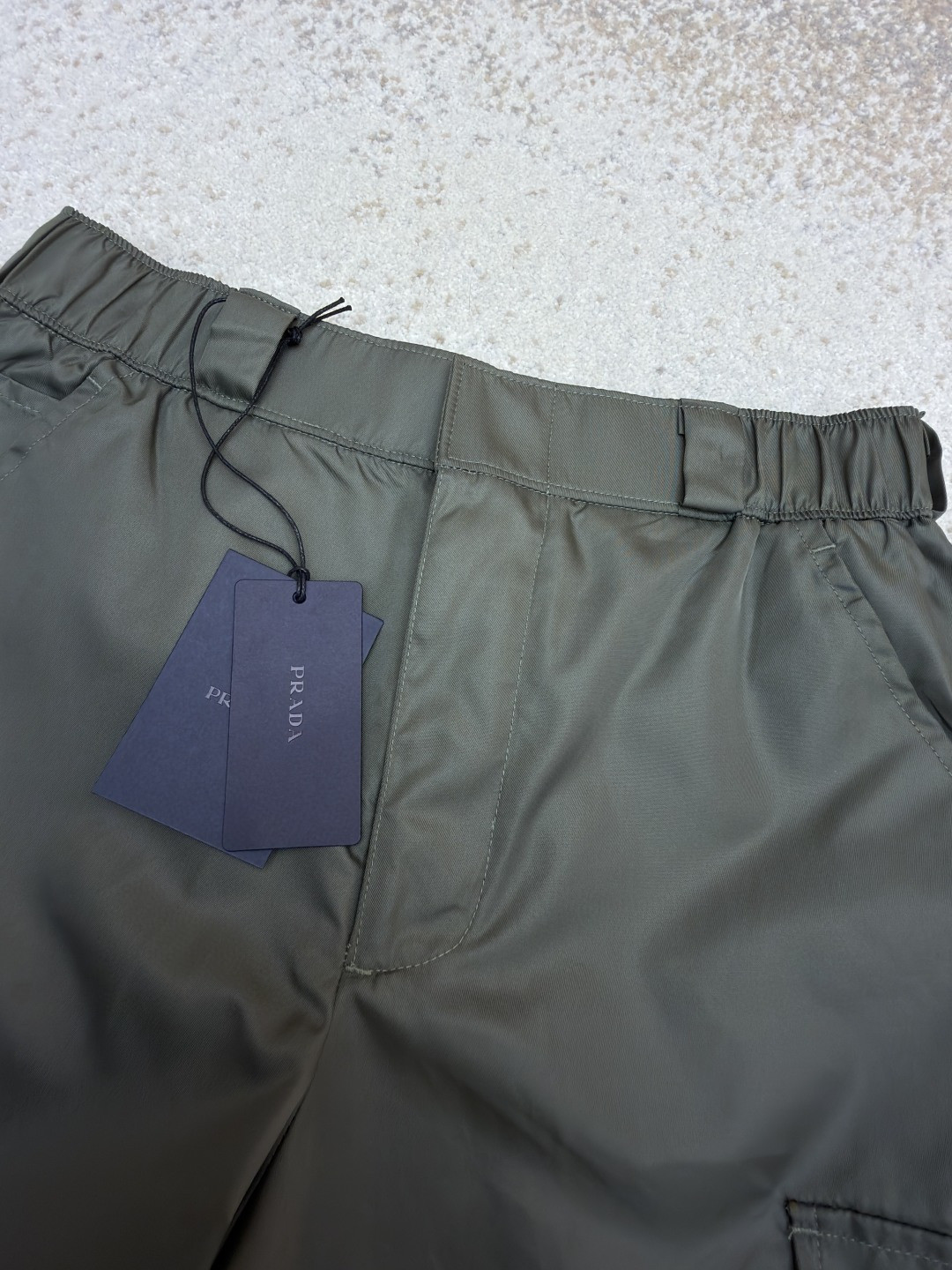 PRADA 普拉达 再生尼龙松紧腰工装短裤 休闲裤 裤子 短裤 绿色 B0