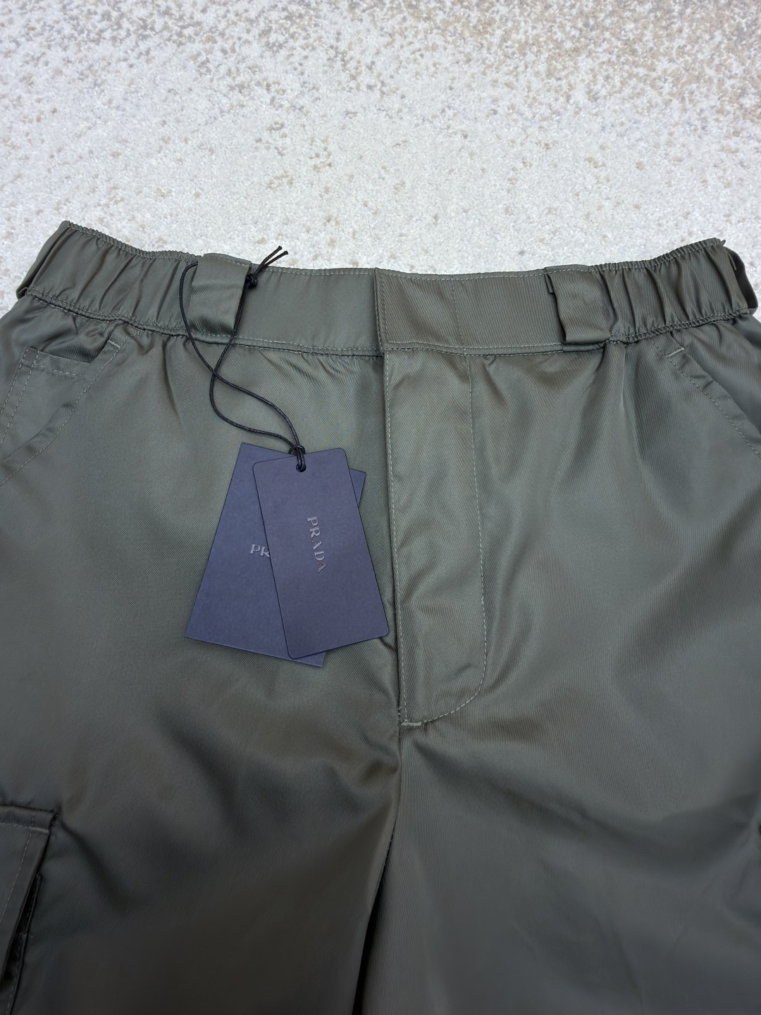 PRADA 普拉达 再生尼龙松紧腰工装短裤 休闲裤 裤子 短裤 绿色 B0