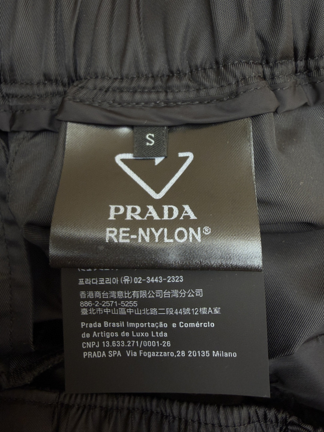 PRADA 普拉达 再生尼龙松紧腰工装短裤 休闲裤 裤子 短裤 黑色 B0