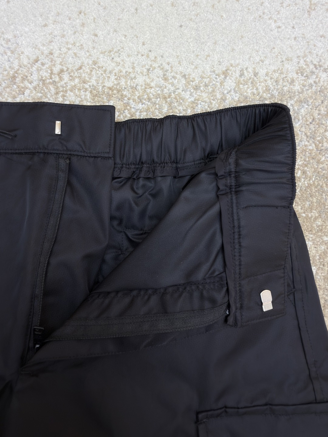 PRADA 普拉达 再生尼龙松紧腰工装短裤 休闲裤 裤子 短裤 黑色 B0