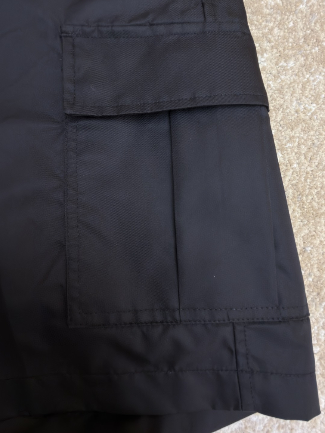 PRADA 普拉达 再生尼龙松紧腰工装短裤 休闲裤 裤子 短裤 黑色 B0