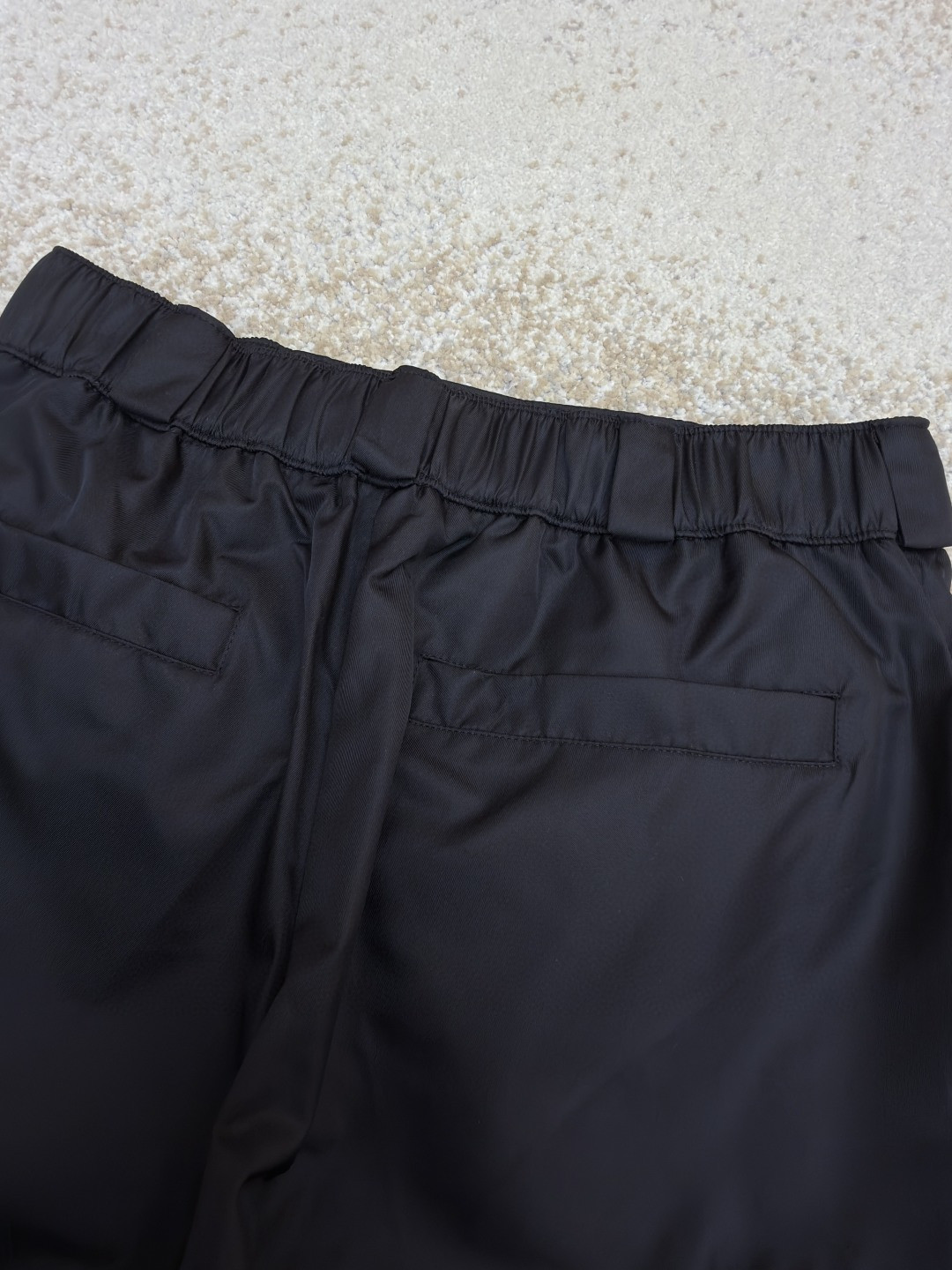 PRADA 普拉达 再生尼龙松紧腰工装短裤 休闲裤 裤子 短裤 黑色 B0