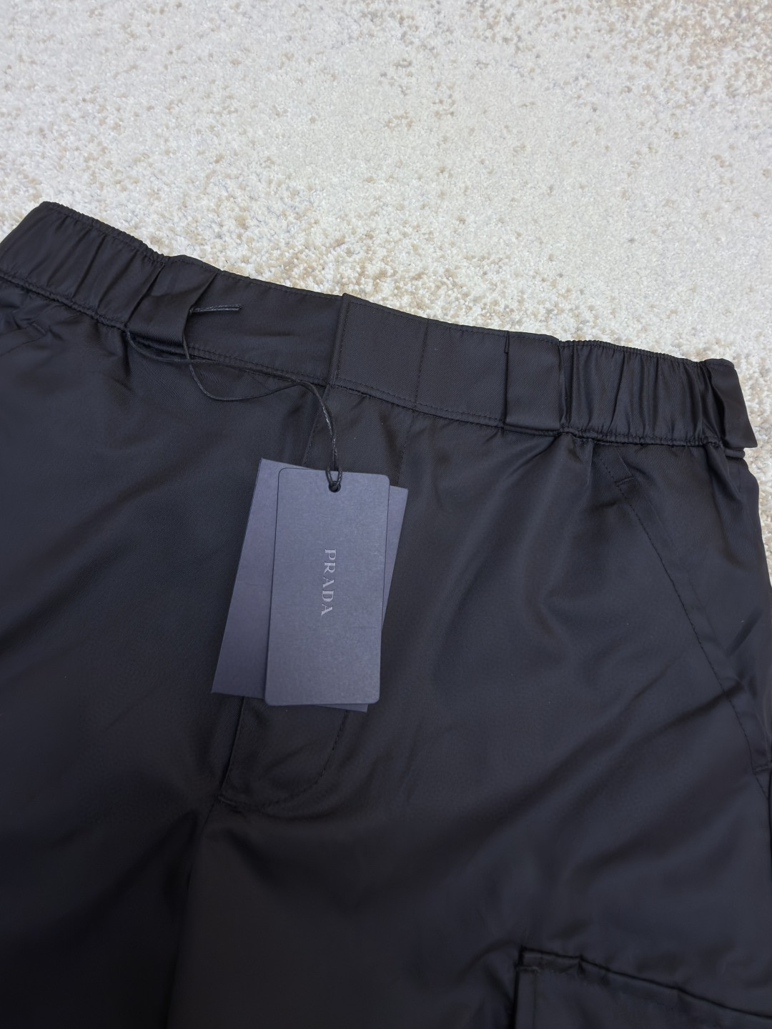 PRADA 普拉达 再生尼龙松紧腰工装短裤 休闲裤 裤子 短裤 黑色 B0
